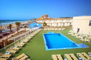 einen Pool mit Liegestühlen und Strand in der Unterkunft Hotel Servigroup Koral Beach 4 Sup in Oropesa del Mar + 20 Fotos