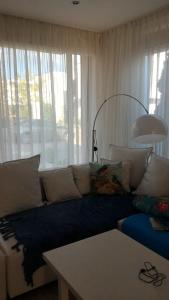 sala de estar con sofá y mesa en Tatyana Apartment en Burgas