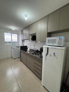 Dapur atau dapur kecil di Apartamento Bem Centralizado