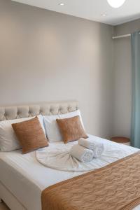 - un grand lit blanc avec 2 serviettes dans l'établissement Casa Completa 01 com AR - Encantos de Arraial, à Arraial do Cabo