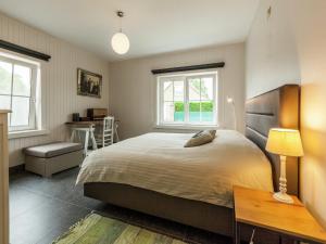 Un dormitorio con una cama grande y un escritorio. en Beach Home with Bubble Bath, en Middelkerke 30 fotos más