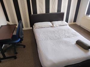 Katil atau katil-katil dalam bilik di ref Os, Best rooms near City Centre, University & QMC +6 gambar