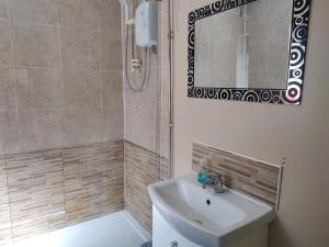 Bilik mandi di ref Os, Best rooms near City Centre, University & QMC