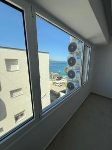 Cette chambre dispose d'une fenêtre offrant une vue sur l'océan. dans l'établissement Dashaj Rooms 302, à Ksamil