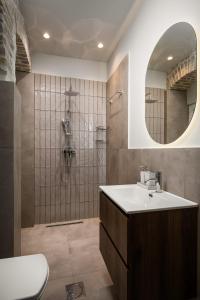 une salle de bain avec un lavabo et une douche avec un miroir dans l'établissement Spianada Studios by Konnect, Old Corfu Town, à Corfou