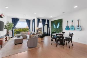 Istumisnurk majutusasutuses Luxury Riverview Walk to Broadway with Garage and Patio