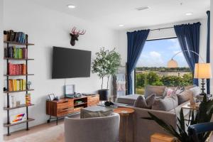 Televiisor ja/või meelelahutuskeskus majutusasutuses Luxury Riverview Walk to Broadway with Garage and Patio