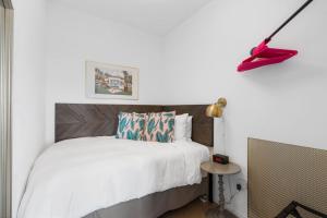 Voodi või voodid majutusasutuse Luxury Riverview Walk to Broadway with Garage and Patio toas +42 fotot