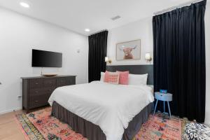 Voodi või voodid majutusasutuse Luxury Riverview Walk to Broadway with Garage and Patio toas