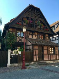 a building with flower boxes on the roof at Gîte de caractère au calme , proche quartier historique, Au Merlenchanteur in Schiltigheim