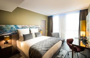 a hotel room with a bed and a window at Leonardo Hotel Eschborn Frankfurt in Eschborn