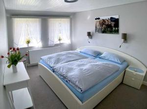 een slaapkamer met een groot bed in een kamer bij Haus Petje in Keitum