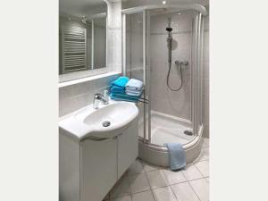 een badkamer met een witte wastafel en een douche bij Haus Petje in Keitum +27 foto's