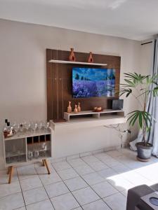 Μια τηλεόραση ή/και κέντρο ψυχαγωγίας στο Apartamento na serra