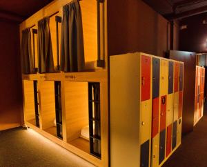 a mirror in front of a room with books at De Lola Podshotel in The Hague