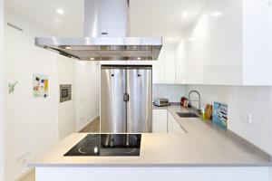 eine Küche mit Spüle und Herd Oberer Backofen in der Unterkunft Casa da Vila in Faro