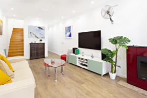 ein Wohnzimmer mit Sofa und Fernseher in der Unterkunft Casa da Vila in Faro