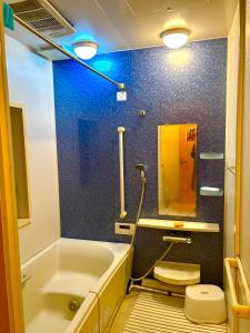 a bathroom with a tub and a toilet and a sink at 觉罗中央区别莊201 in Chiba +51 photos
