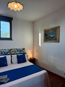 ein Schlafzimmer mit einem blau-weißen Bett und einem Fenster in der Unterkunft Stella d'Argento in Termini