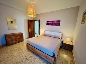 Un dormitorio con una cama y una lámpara de araña en Patty Flat - 15 min from Venice & Free Parking, en Venecia