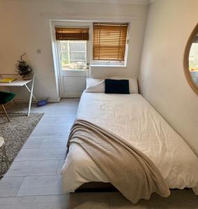 Ένα ή περισσότερα κρεβάτια σε δωμάτιο στο cozy delux bedroom in the heart of London