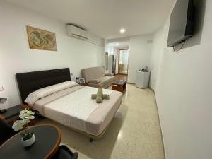 ein Schlafzimmer mit Bett und ein Wohnzimmer in der Unterkunft costablanca rooms in Alicante
