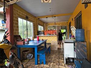 een keuken met een blauwe tafel in een kamer bij Casa aconchegante em cotijuba in Ilha Paquetá-Açu