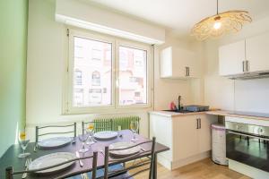 Køkken eller tekøkken på Centre 5 mins à pieds - Proche parkings - Lit 160 cm