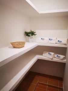 a room with a shelf with towels and a plant at Perla del Carbie Casa 11 Hab Vista al mar y sierra in Santa Marta