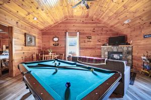 Meja biliard di Smoky Mtn Cabin Hot Tub, Game Room & Views