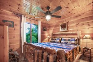 Katil atau katil-katil dalam bilik di Smoky Mtn Cabin Hot Tub, Game Room & Views