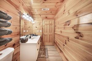 Gambar di galeri bagi Smoky Mtn Cabin Hot Tub, Game Room & Views di Sevierville +59 gambar