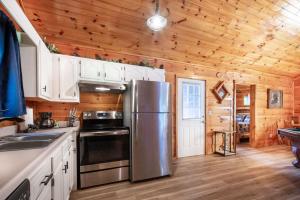 Dapur atau dapur kecil di Smoky Mtn Cabin Hot Tub, Game Room & Views