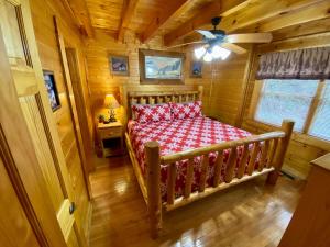 En eller flere senge i et værelse på Creekside Rendezvous + 23 billeder