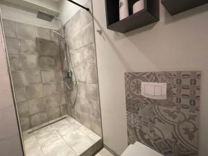 a shower stall in a bathroom with a toilet at Ferienwohnung ZWEI Hof Himmelgrün in Saal