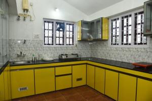 Una cocina o cocineta en Mountain Villa Ooty Rooms