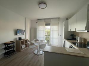 a kitchen with a table and chairs in a room at Casa Aaron in Gorgonzola