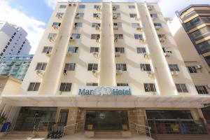 Un gran hotel blanco con un cartel. en Mar Hotel, en Balneário Camboriú