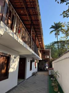 an outside view of a building with a balcony at Pousada Bons Ventos in Paraty