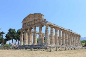 starożytna świątynia z kolumnami na polu w obiekcie Casa Venere w mieście Paestum