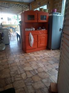een keuken met een sinaasappelfornuis en een koelkast bij Casa aconchegante em cotijuba in Ilha Paquetá-Açu
