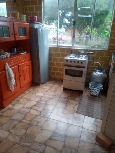 een keuken met een fornuis en een koelkast bij Casa aconchegante em cotijuba in Ilha Paquetá-Açu