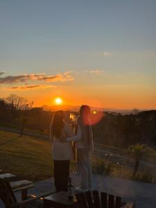 Η ανατολή ή δύση του ηλίου όπως φαίνεται από αυτό το καταφύγιο ή από εκεί κοντά +45 φωτογραφίες