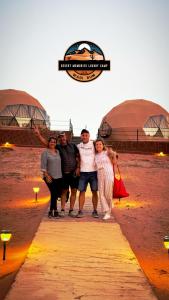 Επισκέπτες που μένουν στο Rum Visa Desert Luxury Camp