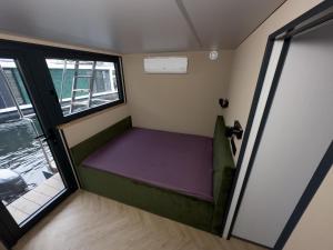 Ένα ή περισσότερα κρεβάτια σε δωμάτιο στο Rybakówka Houseboats Domki na wodzie