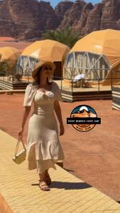 Επισκέπτες που μένουν στο Rum Visa Desert Luxury Camp