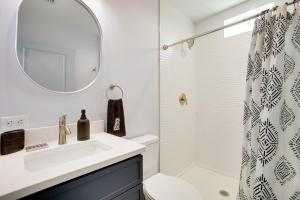 Sunny Fort Myers Home Golf, Shop and Relax! في فورت مايرز: حمام أبيض مع حوض ودش +17 صورة