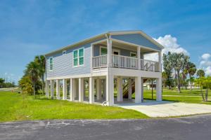 Sunny Fort Myers Home Golf, Shop and Relax! في فورت مايرز: منزل على جانب الطريق