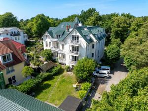 an aerial view of a large house with cars parked in a driveway at Villa Seepferdchen Wohnung 10 in Kühlungsborn