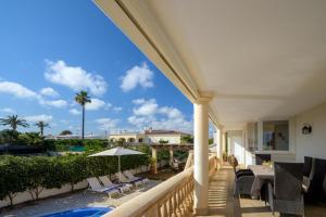 サン・リュイスにあるVilla Rafaelのスイミングプール付きの家のバルコニーから景色を望めます。